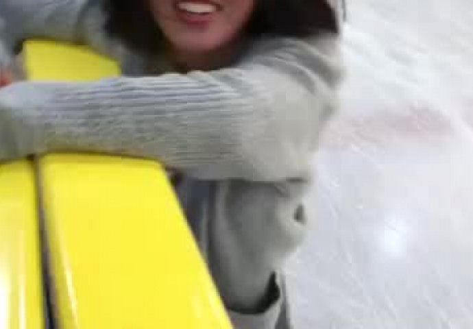 OVO MORATE VIDJETI: Nespretna djevojka na ledu postala senzacija na Twitteru (VIDEO)