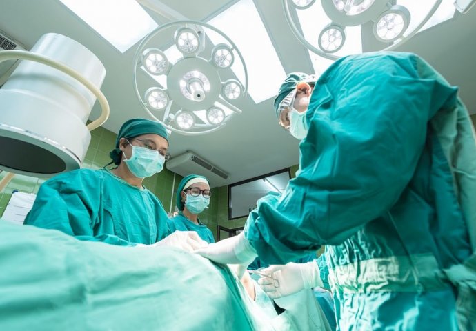 Britanski kirurg priznao da je urezivao svoje inicijale u jetre pacijenata