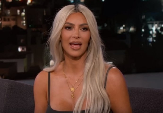 PROVELA 13 SATI KOD FRIZERA: Kim Kardashian više ne izgleda ovako! (FOTO) 