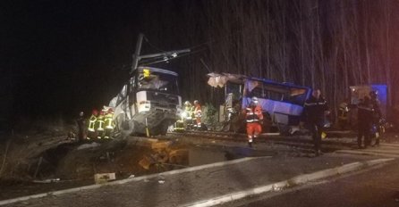 TRAGEDIJA U FRANCUSKOJ: Voz prepolovio školski autobus, poginula četiri djeteta