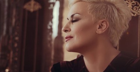 MOŽE I OVAKO: Pjevačica umjesto jelke OKITILA SEBE! (FOTO) 