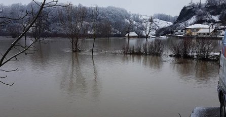 Kritična situacija zbog poplava u Krajini: IZLILE SE RIJEKE, VODA PRIJETI KUĆAMA 