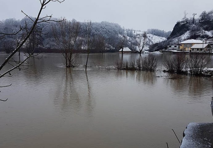 Kritična situacija zbog poplava u Krajini: IZLILE SE RIJEKE, VODA PRIJETI KUĆAMA 