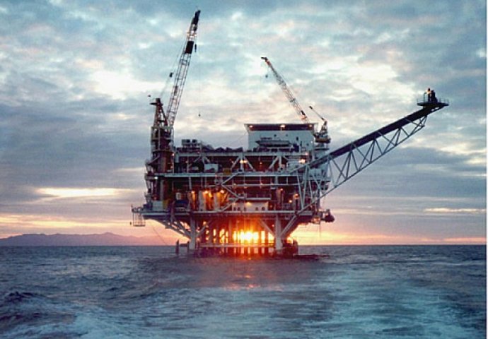 Opao broj naftnih platformi u SAD-u, porasla cijena nafte