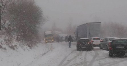 STANJE NA PUTEVIMA: Zbog intenzivnih sniježnih padavina otežano se saobraća, IZDVAJAJU SE OVI PUTNI PRAVCI