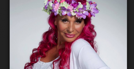 Već dvije decenije ima ružičastu frizuru: Evo kako je Zorica Brunclik izgledala prije nego što se ofarbala u pink! (FOTO, VIDEO)