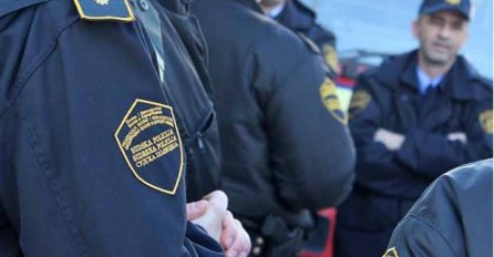 VIŠE OD 500 NEZADOVOLJNIH POLICAJCA IZAŠLO NA PROTESTE: Saobraćaj blokiran