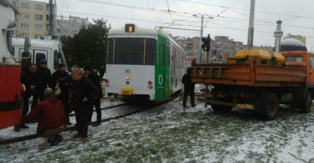TRAMVAJSKI SAOBRAĆAJ: Građani presjedali na Čengić Vili zbog radova