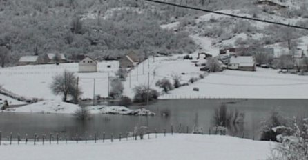 NEVIĐENI FENOMEN U BIH: Pećina napravila jezero koje je podijelilo selo! (VIDEO)
