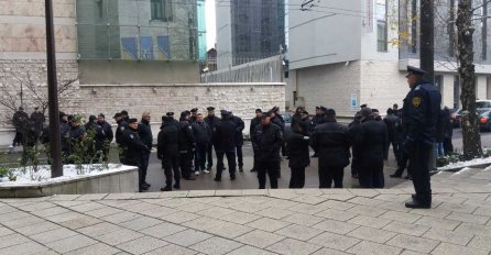 Policajci se počeli okupljati ispred Parlamenta FBiH