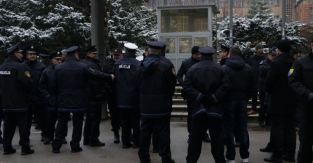 Okončano mirno okupljanje policijskih službenika ispred zgrade Parlamenta FBiH