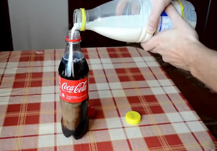 JE LI ZAISTA ŠTETNA KAKO SVI GOVORE: Evo šta se dogodi ako sipate mlijeko u Coca Colu (VIDEO)