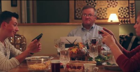 Za večerom su sinovi buljili u mobitele: NEĆETE VJEROVATI ŠTA JE OTAC URADIO! (VIDEO)