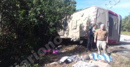 NESREĆA U MEKSIKU: Prevrnuo se autobus pun turista, 12 poginulih