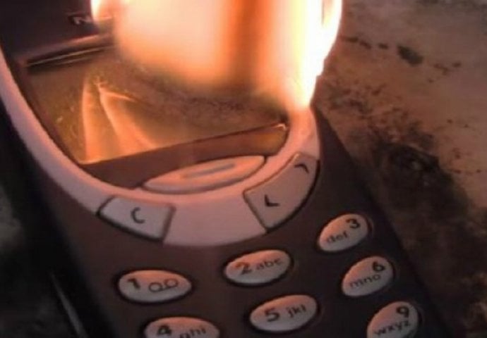 ZA NE POVJEROVATI: Evo šta se desi kada zapalite legendarnu Nokiu 3310! (VIDEO)