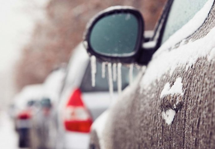 Evo zašto ne valja puštati automobil zimi da radi u leru kako bi se zagrijao