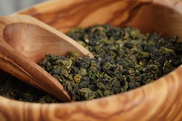 wooden-bowl-full-of-oolong-tea-leaves