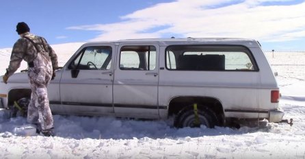 (VIDEO) ZAHVALJUJUĆI OVOM GENIJALNOM IZUMU NIKADA VIŠE NEĆETE OSTATI ZAGLAVLJENI U DUBOKOM SNIJEGU! Evo kako izvući auto iz najdubljeg snijega - bez problema!