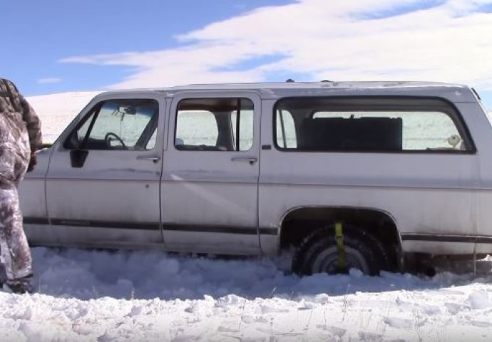 (VIDEO) ZAHVALJUJUĆI OVOM GENIJALNOM IZUMU NIKADA VIŠE NEĆETE OSTATI ZAGLAVLJENI U DUBOKOM SNIJEGU! Evo kako izvući auto iz najdubljeg snijega - bez problema!