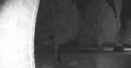JEZIVO: Neko mu je pozvonio na vrata poslije pola noći, kada je pogledao kroz špijunku, UMALO SE SRUŠIO OD STRAHA! (VIDEO)