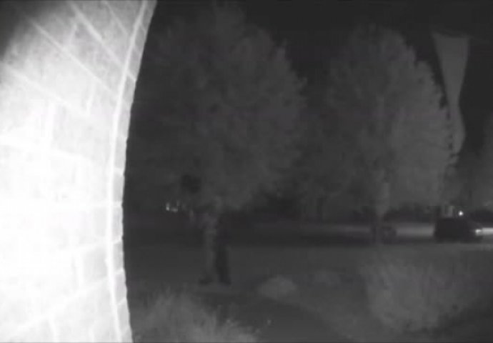 JEZIVO: Neko mu je pozvonio na vrata poslije pola noći, kada je pogledao kroz špijunku, UMALO SE SRUŠIO OD STRAHA! (VIDEO)