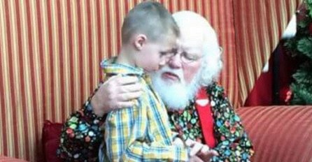 MAJKA NIJE MOGLA ZADRŽATI SUZE: Dječak priznao Djedu Mrazu 'mračnu tajnu', a on mu rekao nešto što mu je promijenilo život! (VIDEO)
