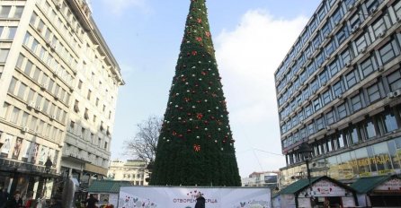 SKUPLJE I OD ONOG ISPRED ROCKEFELLER CENTRA:  Afera s preskupim božićnim drvcem trese upravu Beograda