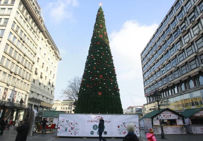 SKUPLJE I OD ONOG ISPRED ROCKEFELLER CENTRA:  Afera s preskupim božićnim drvcem trese upravu Beograda