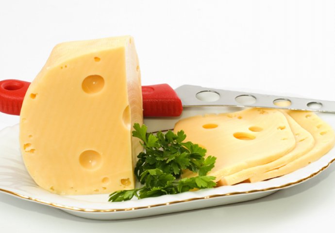 Morate na njega malo više paziti: Nemojte čuvati sir u plastičnim folijama, ovo je puno zdraviji način