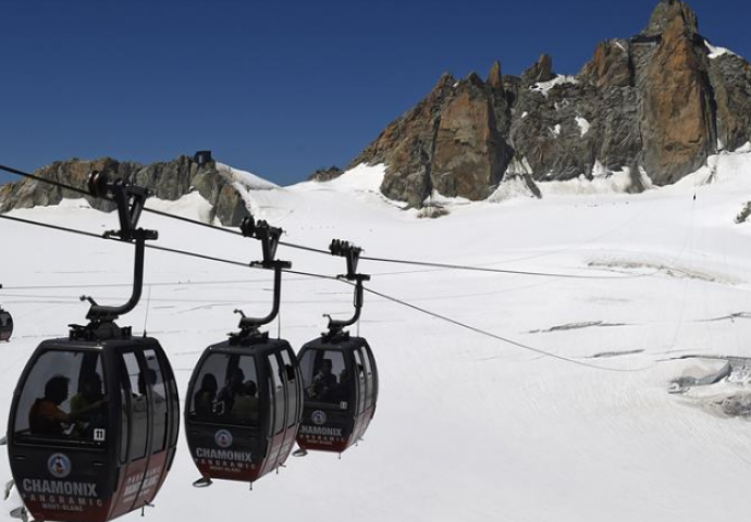 150 skijaša zaglavljeno: Helikopteri se spuštali na gondole, a spasioci konopcima izvlačili skijaše u Francuskoj