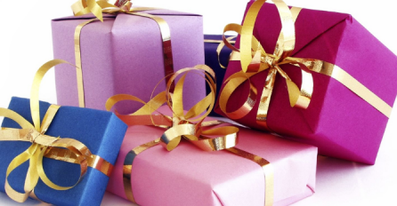 NE TROŠITE SVOJE DRAGOCJENO VRIJEME: Evo kako zamotati novogodišnji poklon za 15 sekundi