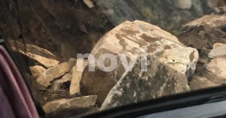 VOZAČI OPREZ: Veći odron na magistralnom putu, saobraćaj se odvija jednom trakom