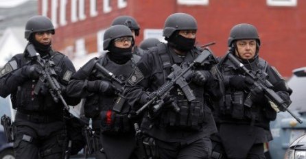 Ubio ženu i dvoje djece pa se zabarikadirao u stanu