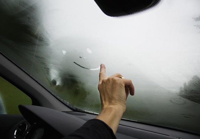 UZ OVAJ GENIJALAN TRIK ZAMAGLJENA STAKLA AUTOMOBILA VAM VIŠE NEĆE BITI PROBLEM !  (VIDEO)