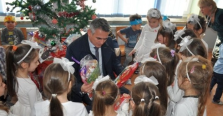 Gradonačelnik Siniša Milić podijelio novogodišnje paketiće