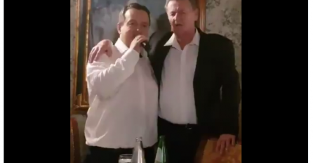 OVAJ VIDEO SE ŠIRI MUNJEVITO BRZO: Pogledajte snimku Dačića i Titovog unuka kako zagrljeni pjevaju partizansku pjesmu