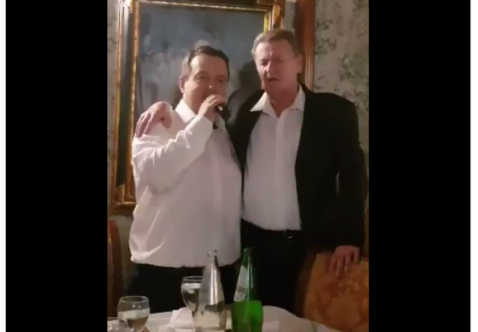 OVAJ VIDEO SE ŠIRI MUNJEVITO BRZO: Pogledajte snimku Dačića i Titovog unuka kako zagrljeni pjevaju partizansku pjesmu