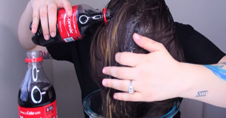 SVE ZA LJEPOTU: Kosu je oprala  Coca-Colom,  POGLEDAJTE KOJI JE REZULTAT! (VIDEO)