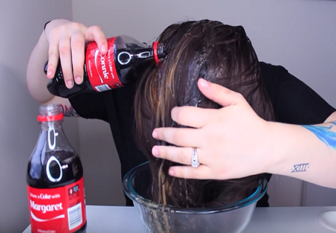 SVE ZA LJEPOTU: Kosu je oprala  Coca-Colom,  POGLEDAJTE KOJI JE REZULTAT! (VIDEO)
