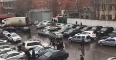 DRAMA U FABRICI SLATKIŠA U MOSKVI: Napadač puca i drži taoce, ima mrtvih!