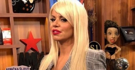 DARA SE SINOĆ POJAVILA U PROVOKATIVNOM IZDANJU, ali svi su gledali nešto drugo: Gdje počinju, a gdje završavaju? 