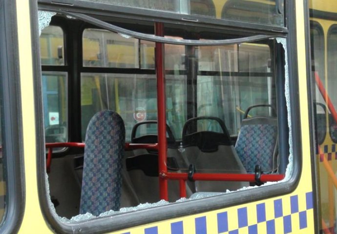 Kamenovan autobus GRAS-a, povrijeđena putnica (FOTO)