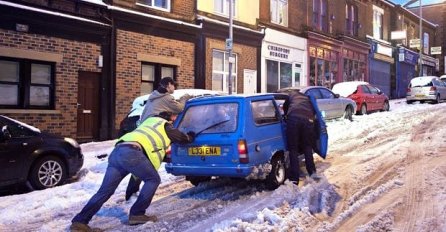 Zbog snijega u hiljade domaćinstava bez struje, blokade puteva