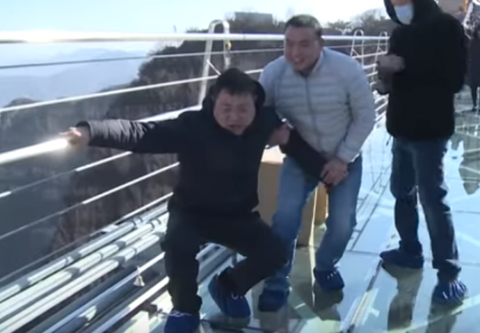 DA LI BI PROBALI? Otvoren najduži stakleni most na svijetu, mnogima na sredini otkazale noge (VIDEO)