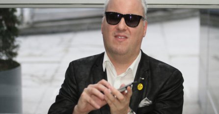 MNOGI SE PITAJU KAKO MU TO IDE ZA RUKOM: Ovako Saša Matić kuca SMS poruke, i to munjevitom brzinom! 