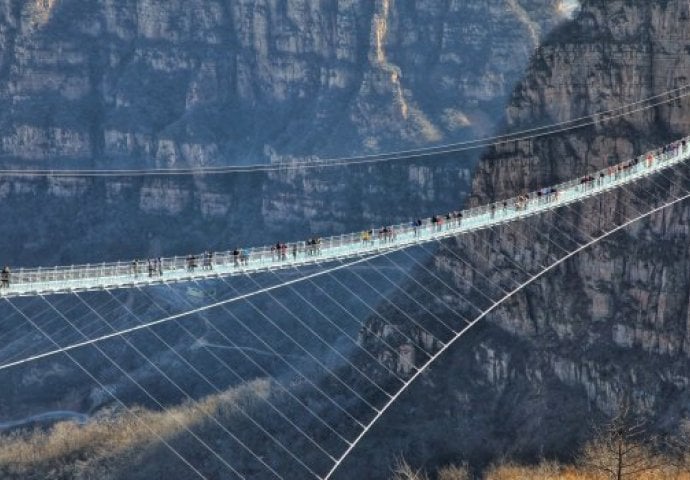 OTVOREN NAJDUŽI STAKLENI MOST NA SVIJETU: Da li biste se usudili preći preko? (VIDEO)