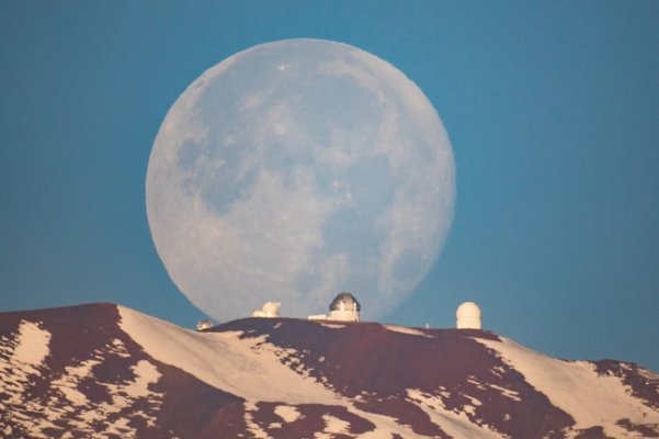 ovo-je-jedna-fotografija-bez-fotosopa-prikazuje-mesec-iznad-vulkana-mauna-kea-na-havajima-9