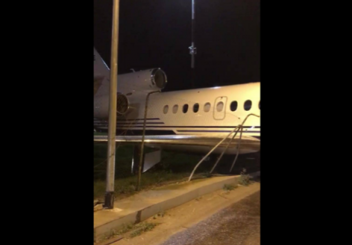 Jak vjetar na Malti zabio avion u zgradu (VIDEO)