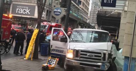 U centru Seattlea kombi se zabio u pješake