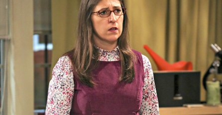 U seriji "Teorija velikog praska" glumi neuglednu naučnicu: Kad vidite kako Amy izgleda u stvarnom životu, vilica će vam pasti do poda (FOTO)